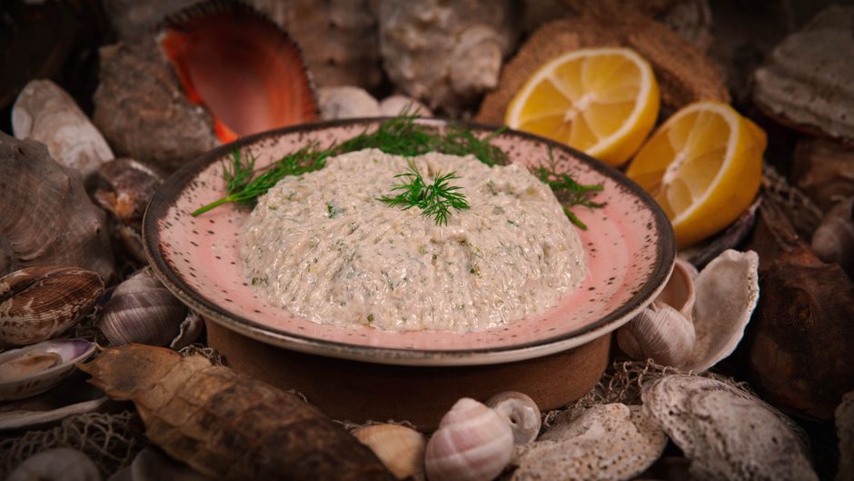 Limon ve deniz kabuklarıyla bir meze